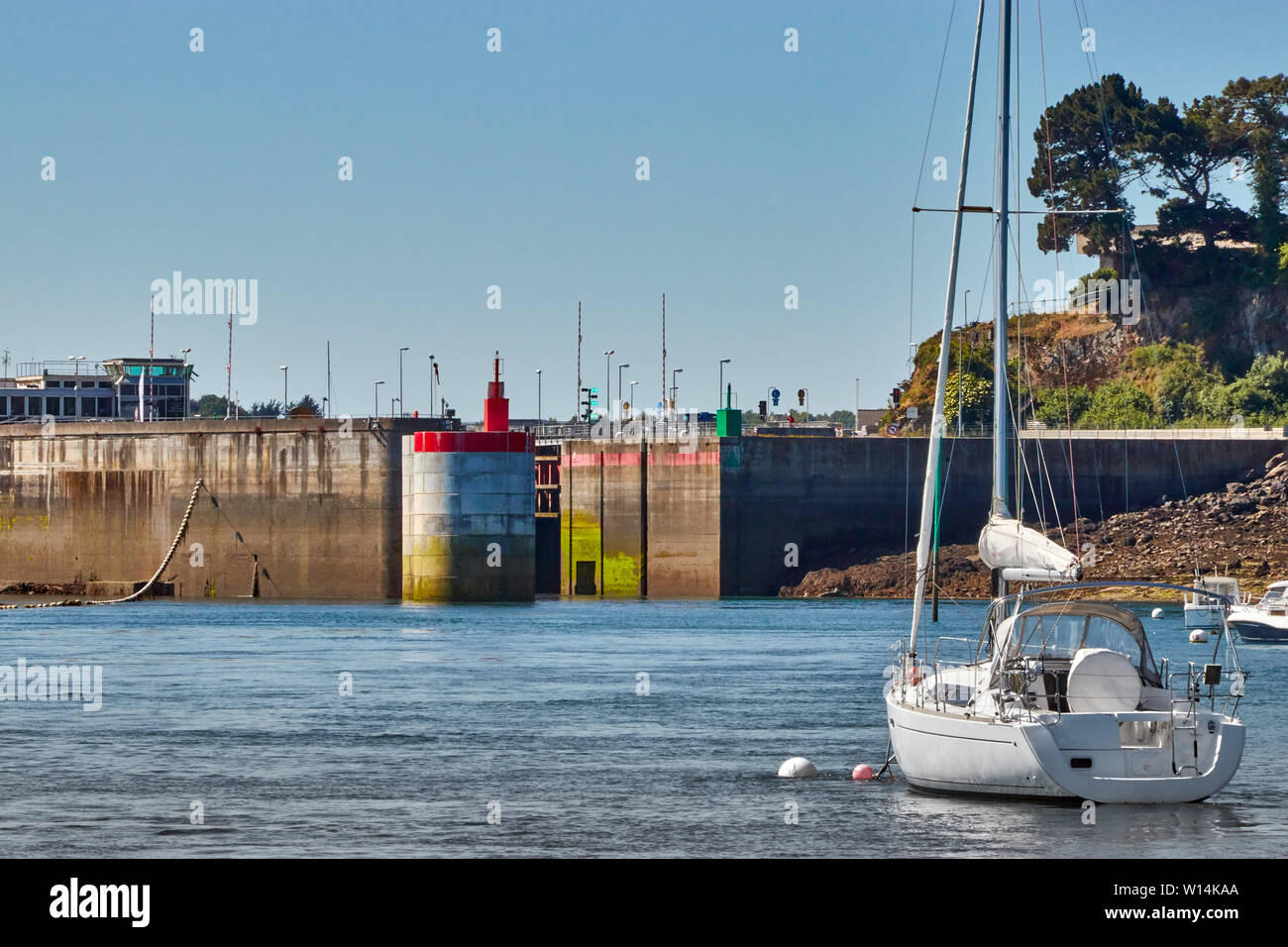 Image de l'écluse du Barrage de la Rance, Saint-Malo, France, du bord de mer. Banque D'Images