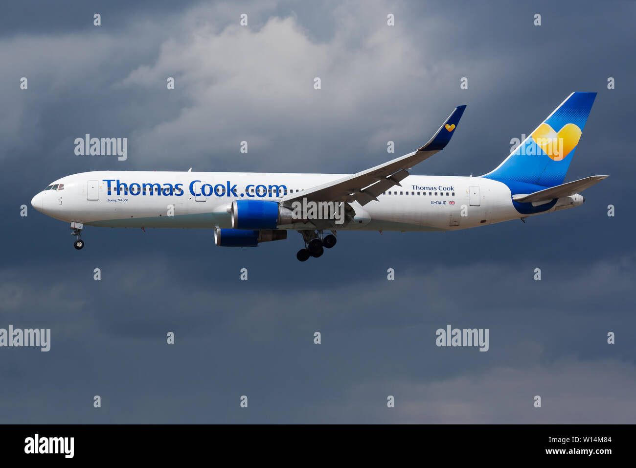 Francfort / ALLEMAGNE - 26 avril 2015 : Thomas Cook Airlines Boeing 767-300 G-DAJC avion du passager à l'atterrissage à l'aéroport de Francfort Banque D'Images
