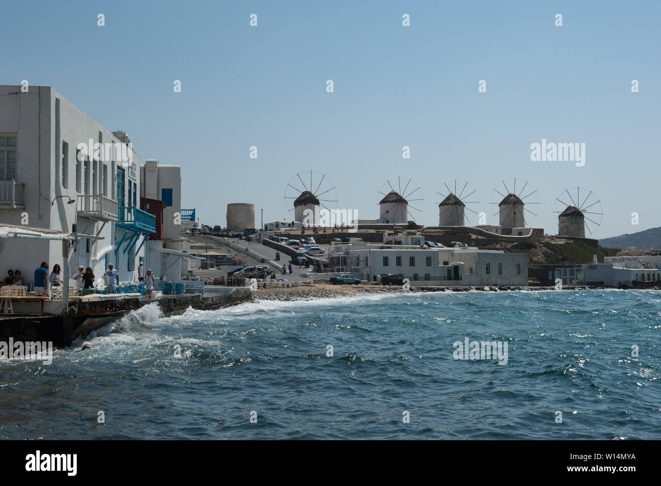 Vue de la ville de Mikonos et ses moulins à vent Banque D'Images Vue de la ville de Mikonos et ses moulins à vent Banque D'Images
