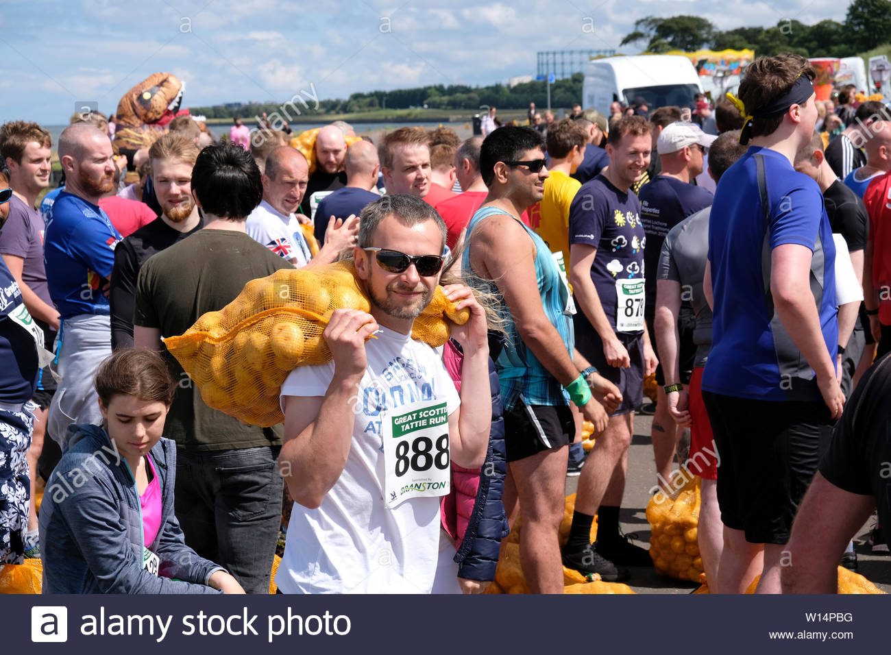 Edinburgh, Ecosse, Royaume-Uni. 30 juin 2019. Les participants avec leur sac de collecte tatties avant la compétition dans le Grand Scottish Tattie fonctionner à Silverknowes Promenade, organisée par de grands événements écossais, un événement de collecte de fonds du groupe organisateur. La course est d'un mille avec un sac de pommes de 20 kilo pour les hommes,10 kilos pour les femmes. Tous les participants obtiennent de garder leur sac de tatties. Credit:Craig Brown Banque D'Images