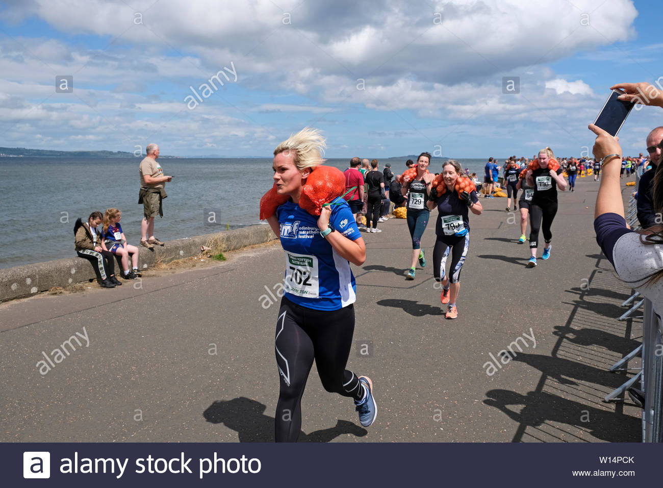 Edinburgh, Ecosse, Royaume-Uni. 30 juin 2019. Le Grand Scottish Tattie fonctionner à Silverknowes Promenade, organisée par de grands événements écossais, un événement de collecte de fonds du groupe organisateur. La course est d'un mille avec un sac de pommes de 20 kilo pour les hommes,10 kilos pour les femmes. Tous les participants obtiennent de garder leur sac de tatties. Credit:Craig Brown Banque D'Images