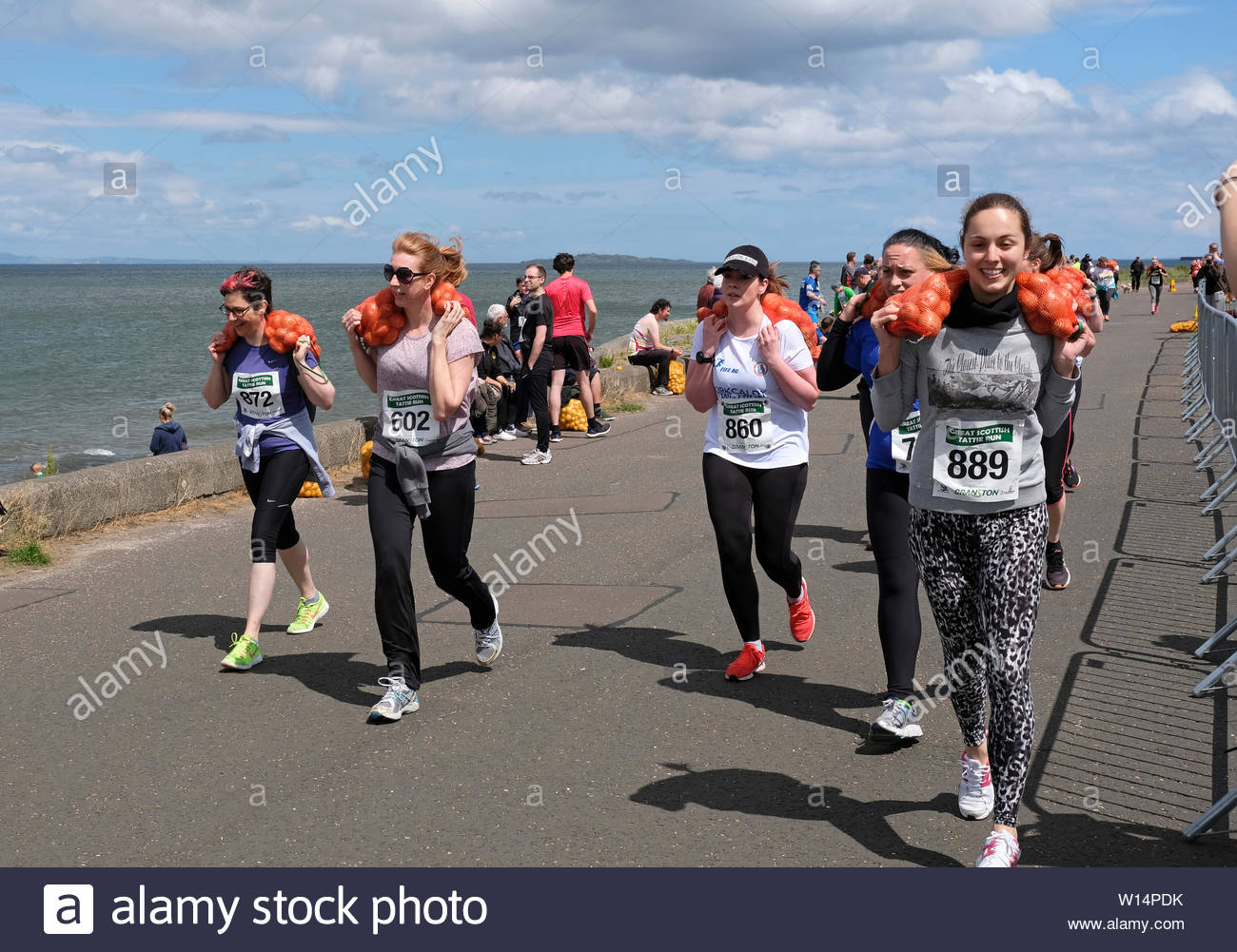 Edinburgh, Ecosse, Royaume-Uni. 30 juin 2019. Le Grand Scottish Tattie fonctionner à Silverknowes Promenade, organisée par de grands événements écossais, un événement de collecte de fonds du groupe organisateur. La course est d'un mille avec un sac de pommes de 20 kilo pour les hommes,10 kilos pour les femmes. Tous les participants obtiennent de garder leur sac de tatties. Credit:Craig Brown Banque D'Images