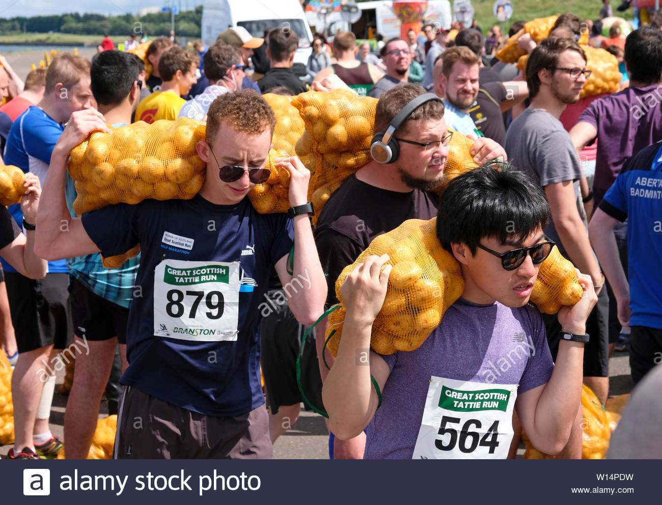 Edinburgh, Ecosse, Royaume-Uni. 30 juin 2019. Les participants avec leur sac de collecte tatties avant la compétition dans le Grand Scottish Tattie fonctionner à Silverknowes Promenade, organisée par de grands événements écossais, un événement de collecte de fonds du groupe organisateur. La course est d'un mille avec un sac de pommes de 20 kilo pour les hommes,10 kilos pour les femmes. Tous les participants obtiennent de garder leur sac de tatties. Credit:Craig Brown Banque D'Images