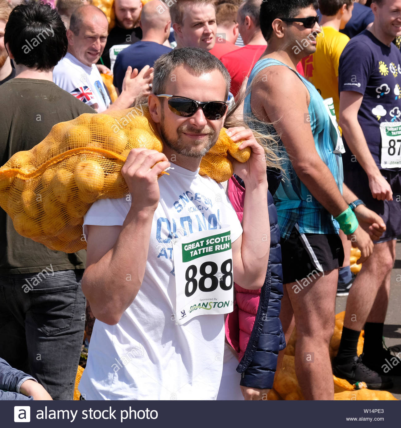 Edinburgh, Ecosse, Royaume-Uni. 30 juin 2019. Les participants avec leur sac de collecte tatties avant la compétition dans le Grand Scottish Tattie fonctionner à Silverknowes Promenade, organisée par de grands événements écossais, un événement de collecte de fonds du groupe organisateur. La course est d'un mille avec un sac de pommes de 20 kilo pour les hommes,10 kilos pour les femmes. Tous les participants obtiennent de garder leur sac de tatties. Credit:Craig Brown Banque D'Images