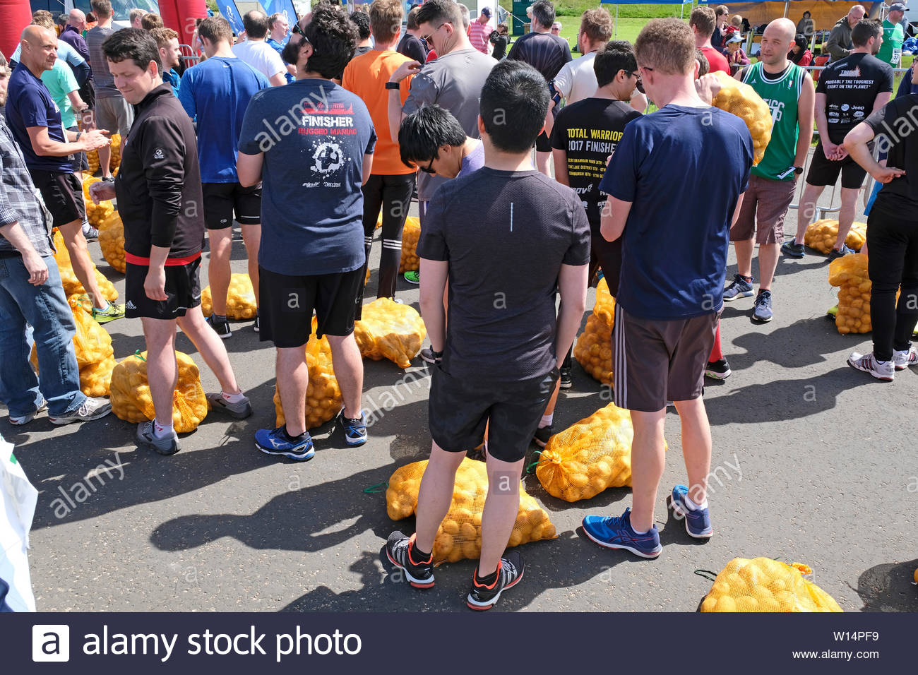 Edinburgh, Ecosse, Royaume-Uni. 30 juin 2019. Les participants avec leur sac de collecte tatties avant la compétition dans le Grand Scottish Tattie fonctionner à Silverknowes Promenade, organisée par de grands événements écossais, un événement de collecte de fonds du groupe organisateur. La course est d'un mille avec un sac de pommes de 20 kilo pour les hommes,10 kilos pour les femmes. Tous les participants obtiennent de garder leur sac de tatties. Credit:Craig Brown Banque D'Images