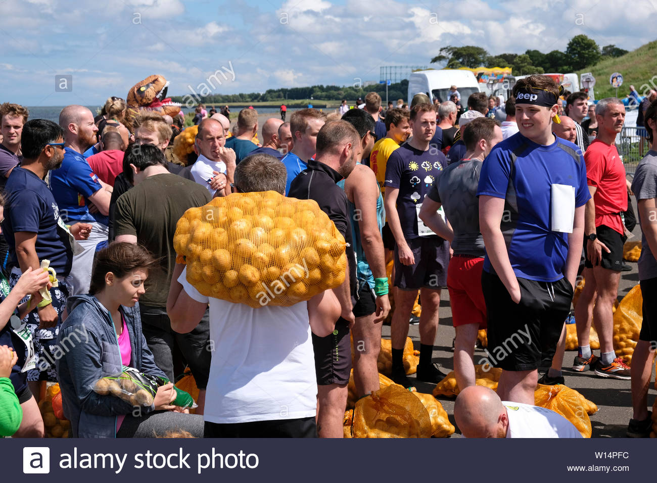 Edinburgh, Ecosse, Royaume-Uni. 30 juin 2019. Les participants avec leur sac de collecte tatties avant la compétition dans le Grand Scottish Tattie fonctionner à Silverknowes Promenade, organisée par de grands événements écossais, un événement de collecte de fonds du groupe organisateur. La course est d'un mille avec un sac de pommes de 20 kilo pour les hommes,10 kilos pour les femmes. Tous les participants obtiennent de garder leur sac de tatties. Credit:Craig Brown Banque D'Images