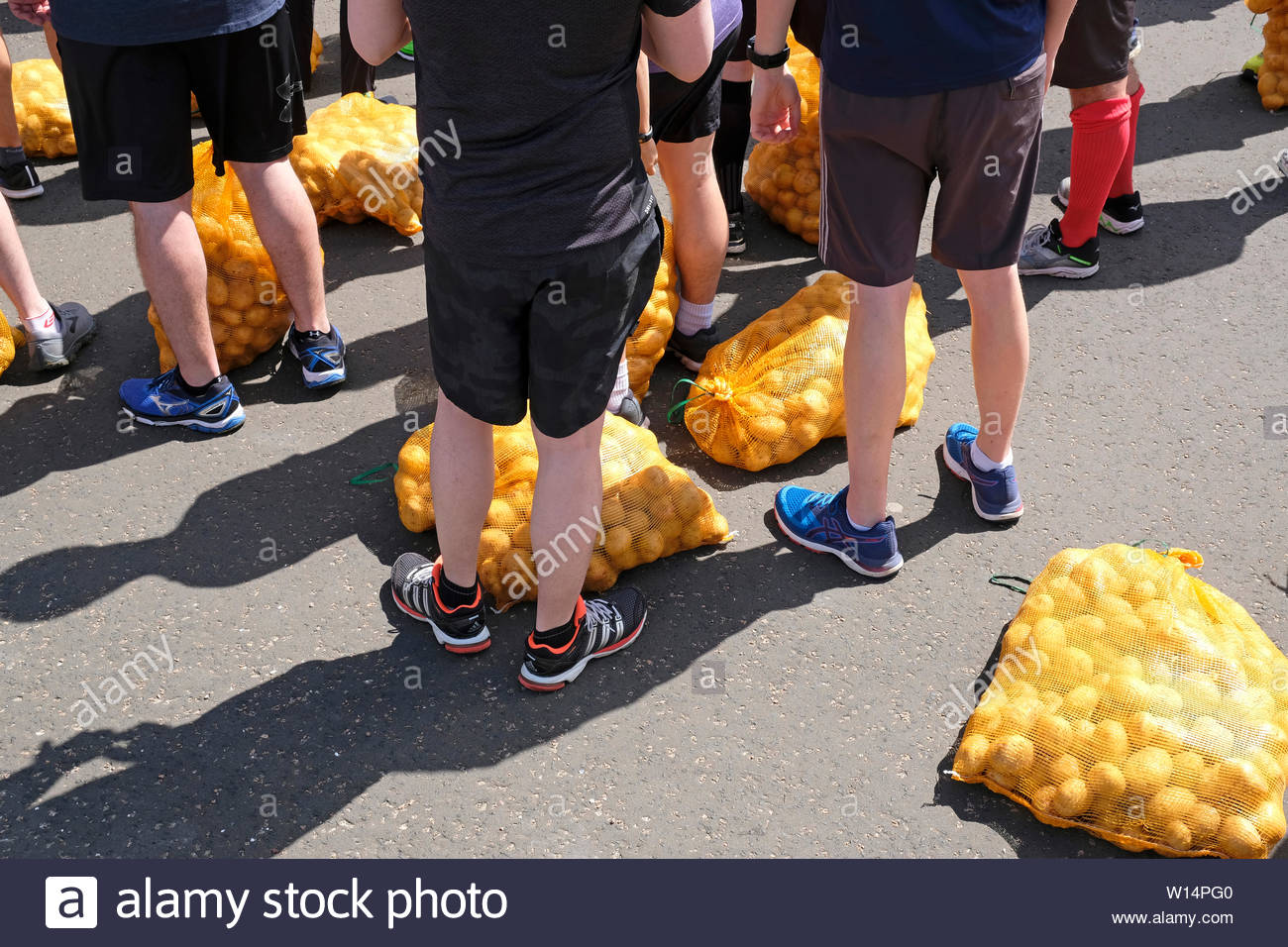 Edinburgh, Ecosse, Royaume-Uni. 30 juin 2019. Les participants avec leur sac de collecte tatties avant la compétition dans le Grand Scottish Tattie fonctionner à Silverknowes Promenade, organisée par de grands événements écossais, un événement de collecte de fonds du groupe organisateur. La course est d'un mille avec un sac de pommes de 20 kilo pour les hommes,10 kilos pour les femmes. Tous les participants obtiennent de garder leur sac de tatties. Credit:Craig Brown Banque D'Images