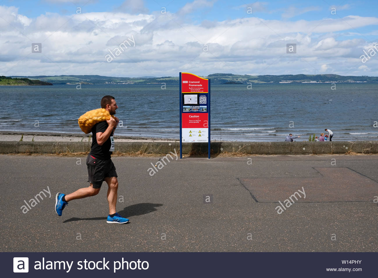 Edinburgh, Ecosse, Royaume-Uni. 30 juin 2019. Le Grand Scottish Tattie fonctionner à Silverknowes Promenade, organisée par de grands événements écossais, un événement de collecte de fonds du groupe organisateur. La course est d'un mille avec un sac de pommes de 20 kilo pour les hommes,10 kilos pour les femmes. Tous les participants obtiennent de garder leur sac de tatties. Credit:Craig Brown Banque D'Images