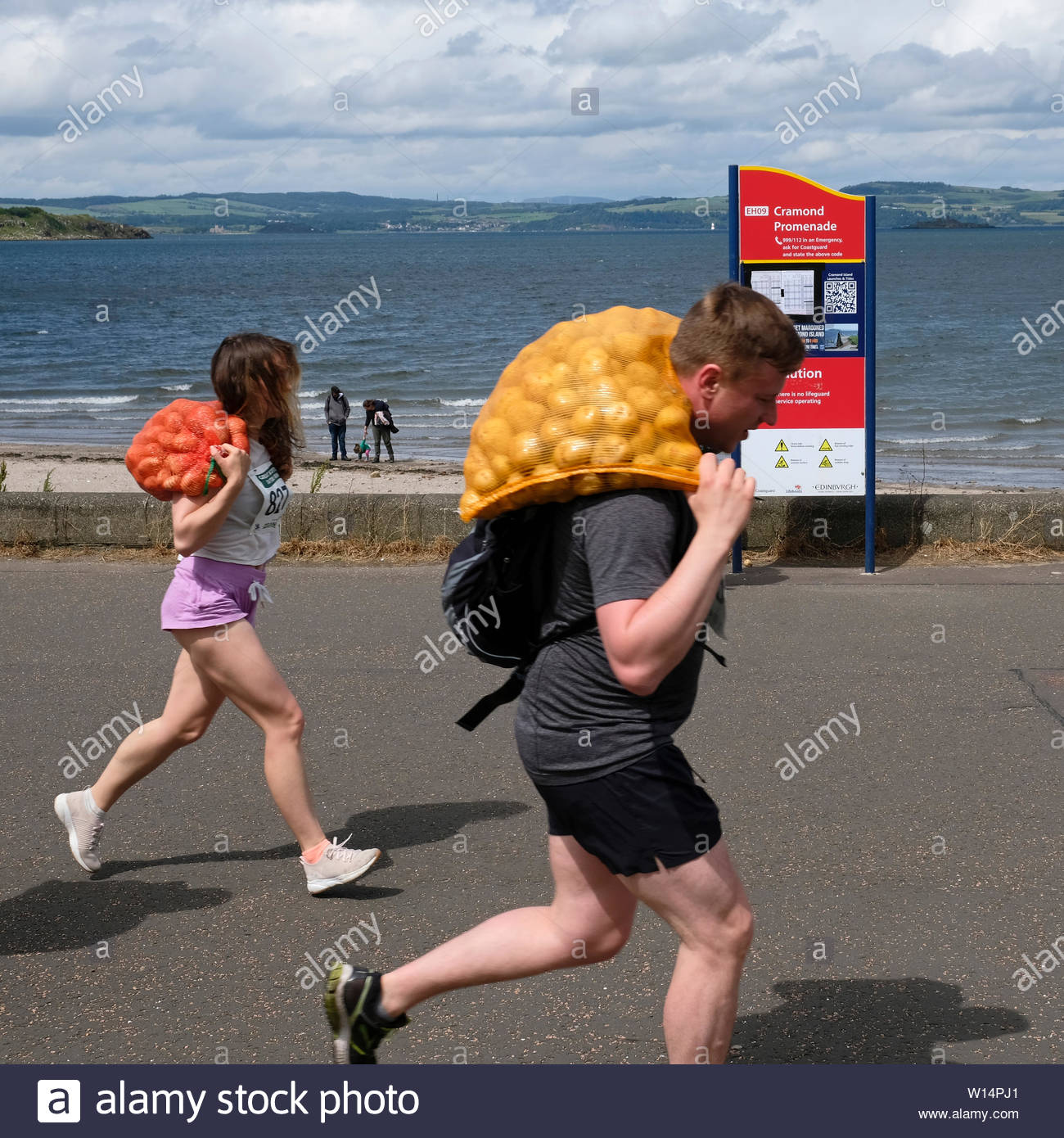 Edinburgh, Ecosse, Royaume-Uni. 30 juin 2019. Le Grand Scottish Tattie fonctionner à Silverknowes Promenade, organisée par de grands événements écossais, un événement de collecte de fonds du groupe organisateur. La course est d'un mille avec un sac de pommes de 20 kilo pour les hommes,10 kilos pour les femmes. Tous les participants obtiennent de garder leur sac de tatties. Credit:Craig Brown Banque D'Images