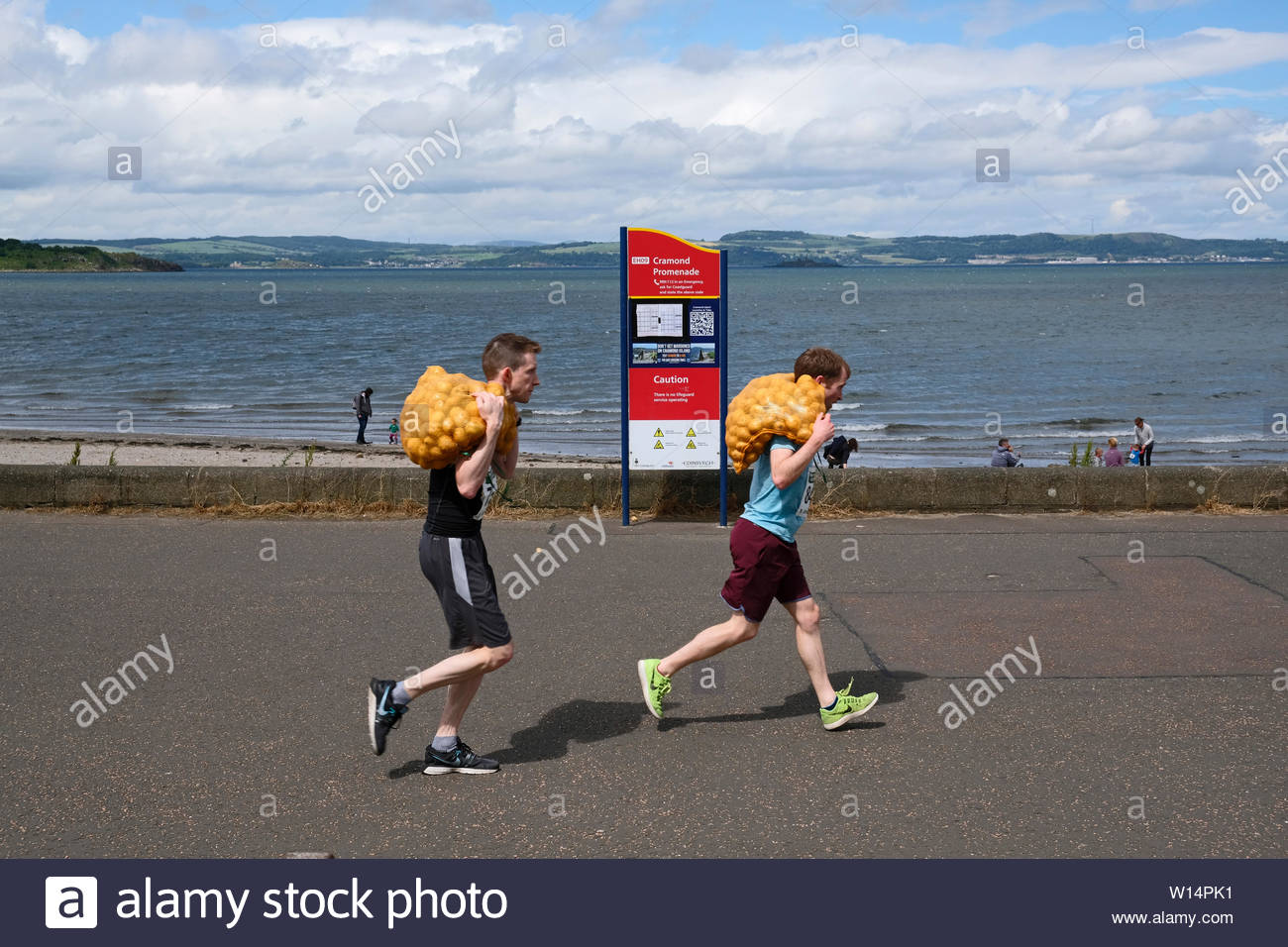 Edinburgh, Ecosse, Royaume-Uni. 30 juin 2019. Le Grand Scottish Tattie fonctionner à Silverknowes Promenade, organisée par de grands événements écossais, un événement de collecte de fonds du groupe organisateur. La course est d'un mille avec un sac de pommes de 20 kilo pour les hommes,10 kilos pour les femmes. Tous les participants obtiennent de garder leur sac de tatties. Credit:Craig Brown Banque D'Images
