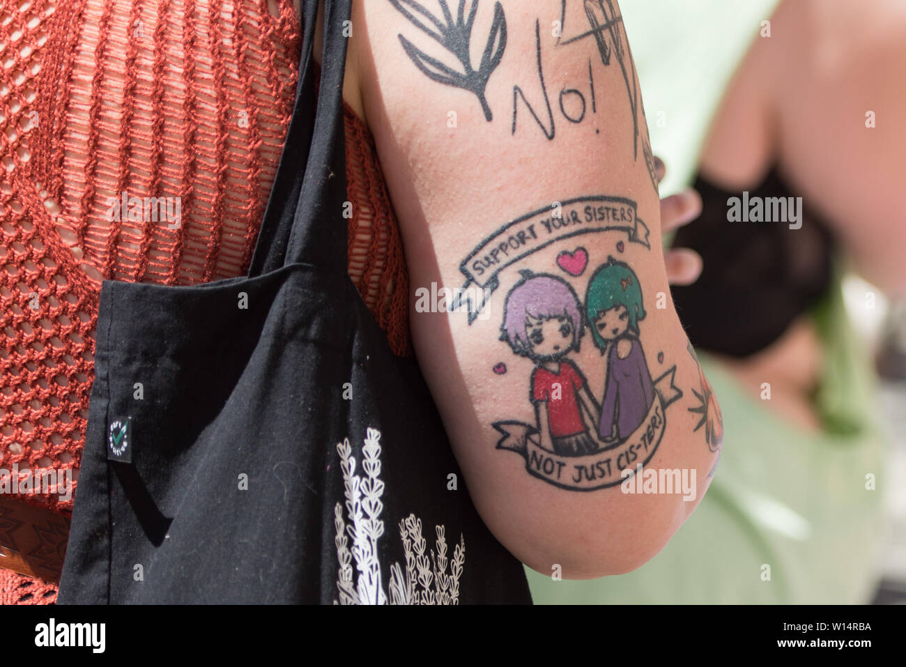 Maribor, Slovénie. 29 Juin, 2019. Une femme avec un tatouage par marches Maribor lors de la Pride Parade.Environ 800 personnes se sont déplacées à la première Pride Parade tenue à Maribor le samedi. Maribor est la deuxième plus grande ville de Slovénie. Credit : Milos Vujinovic SOPA/Images/ZUMA/Alamy Fil Live News Banque D'Images