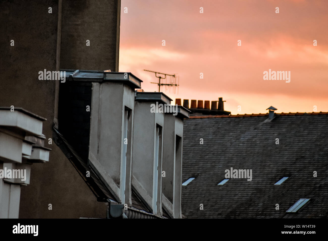 Lucarnes au coucher du soleil. Nantes, France Banque D'Images