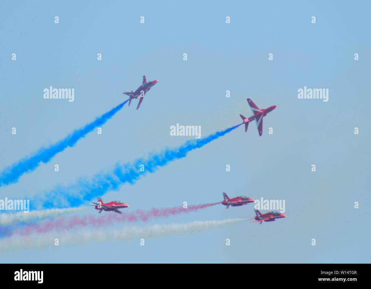 Folkestone, Kent, Royaume-Uni. 30 juin 2019. Un superbe écran des Flèches rouges de la Royal Air Force affiche l'équipe au-dessus de Folkestone. Banque D'Images