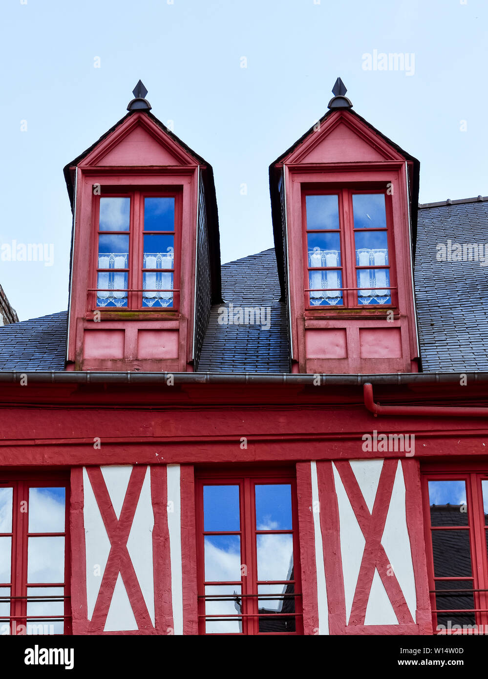 Lucarnes de maisons. Josselin, magnifique village de Bretagne Banque D'Images