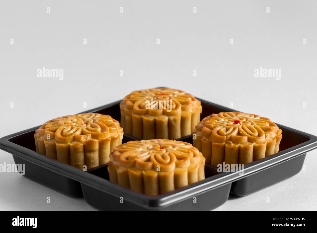 Au milieu des gâteaux de fête d'automne. Mooncake festival de mi-automne isolé sur fond blanc. Gâteau de Lune sur fond blanc Banque D'Images