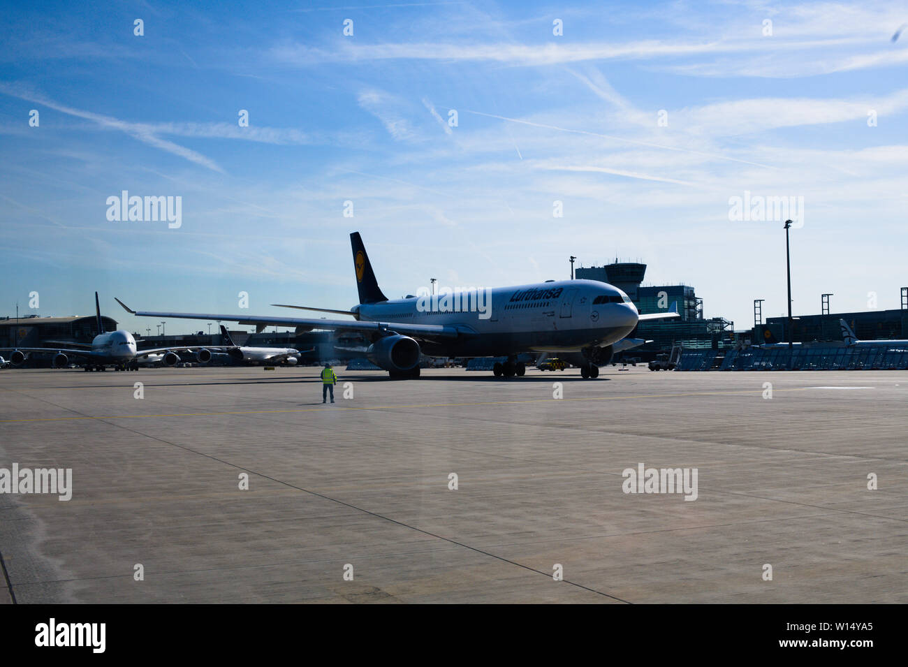 Avion sur le tarmac à l'aéroport international de Francfort à Francfort-sur-le-main, Allemagne Banque D'Images