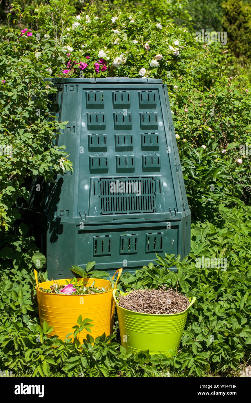 Bac à compost dans un jardin d'été Banque D'Images