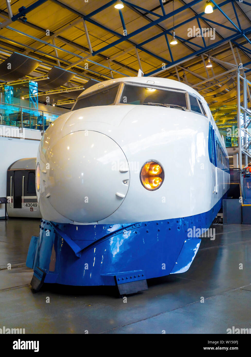 Unité de Puissance d'un Shinkansen Série 0 historique des trains de voyageurs à grande vitesse des chemins de fer japonais à l'affiche au Musée National du chemin de fer York Angleterre Banque D'Images