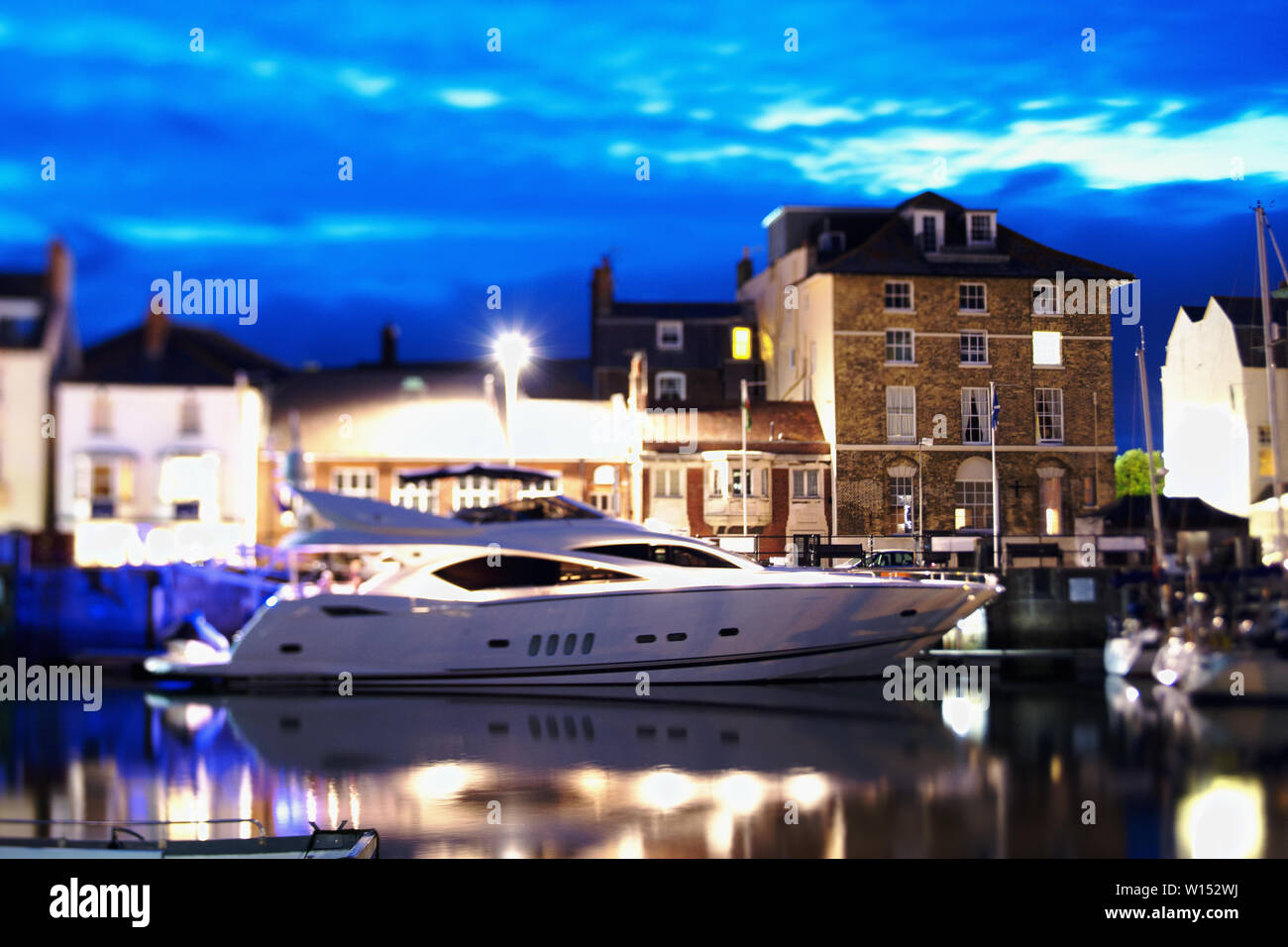 Une luxury motor yacht amarré aux côtés de Custom House Quay à Weymouth Dorset et photographié à l'aide d'un objectif lensbaby Banque D'Images
