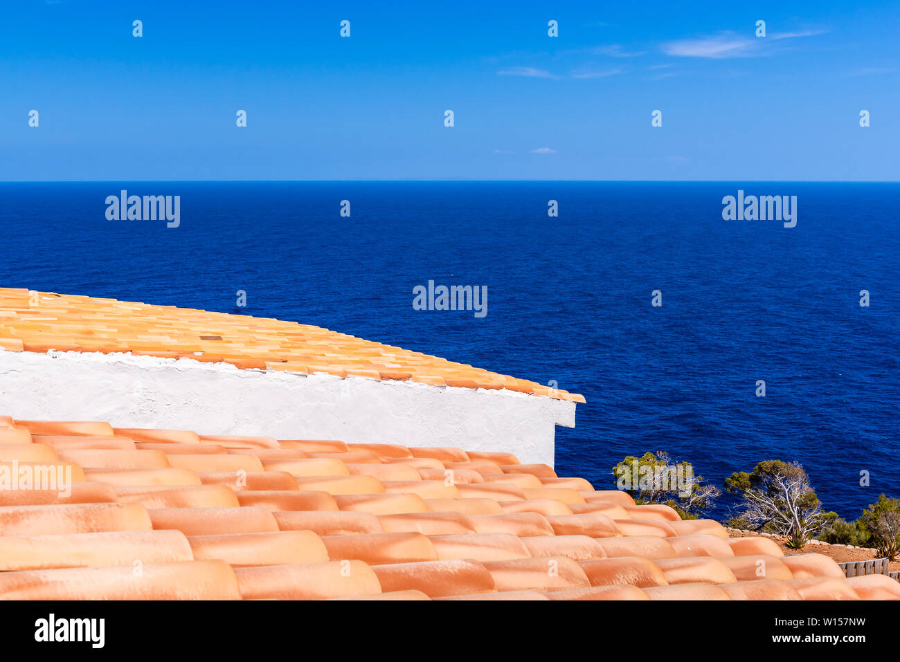 Toit de maison traditionnelle avec une vue sur la mer bleue. Mallorca, Espagne Banque D'Images