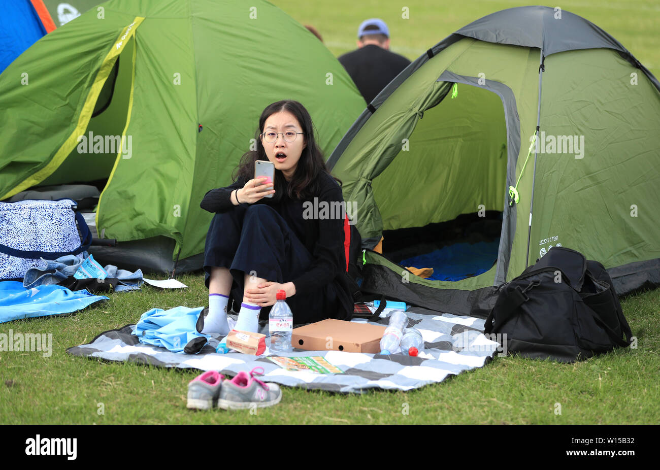 Les campeurs d'attente pour le premier jour de la 2019 de Wimbledon à l'All England Lawn Tennis et croquet Club, Londres. Banque D'Images