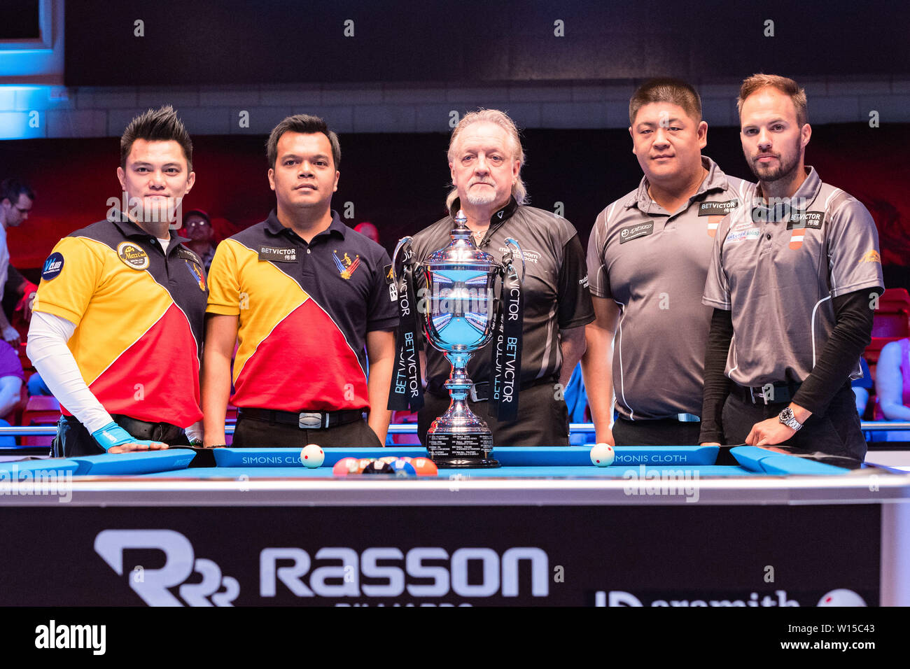 Leicester, Royaume-Uni. 30 Juin, 2019. L'équipe de Philippines - Carlo Biado et Jeff de Luna (à gauche) et l'Autriche - Albin Ouschan et Mario il (à droite), arbitre : (centre) lors de la Coupe du Monde Betvictor extérieure finale entre Philippines contre l'Autriche à Morningside Arena le dimanche, 30 juin 2019 à Leicester en Angleterre. Credit : Taka G Wu/Alamy Live News Banque D'Images
