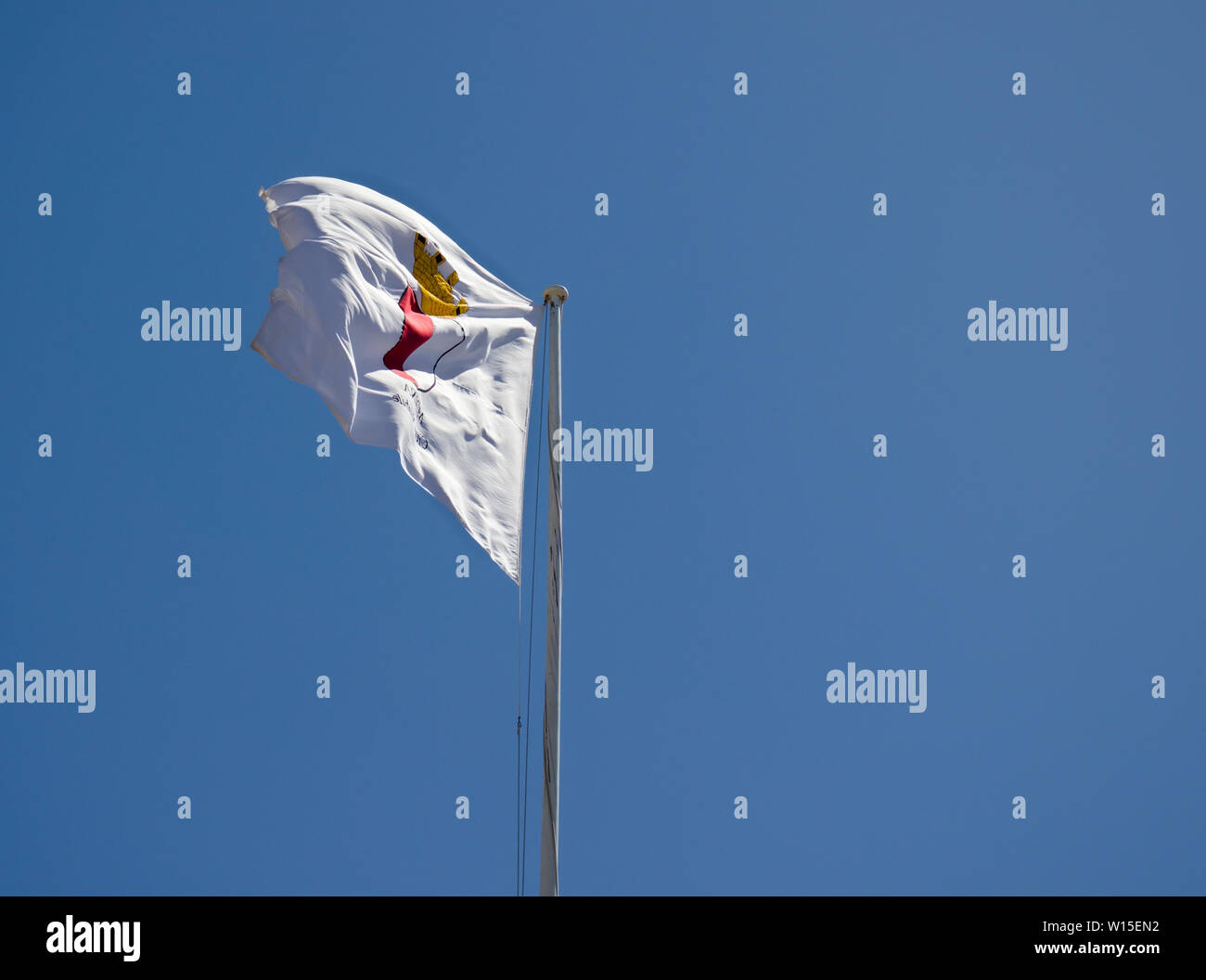 De brandir le drapeau de Malte en bleu ciel à ville de Mdina. Banque D'Images