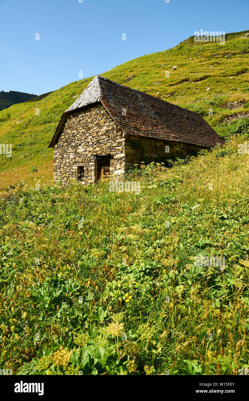 Borda, un traditionnel bâtiment bovins de haute montagne, près de sentier GR-11 dans la vallée de Chistau (Viadós, Sobrarbe, Huesca, Pyrénées, Aragon, Espagne) Banque D'Images