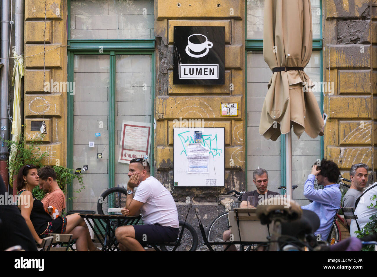 Les gens bavarder à Lumen cafe à Jozsefvaros (quartier) du 8ème arrondissement de Budapest, Hongrie. Banque D'Images