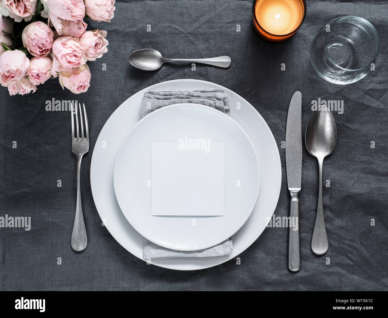 Menu, invitation de mariage des maquettes. Belle table mise sur lin gris. Table de fête pour un dîner de mariage avec des roses rose et cabdle. Maison de dîner, les plaques blanches. Copy space Banque D'Images Menu, invitation de mariage des maquettes. Belle table mise sur lin gris. Table de fête pour un dîner de mariage avec des roses rose et cabdle. Maison de dîner, les plaques blanches. Copy space Banque D'Images