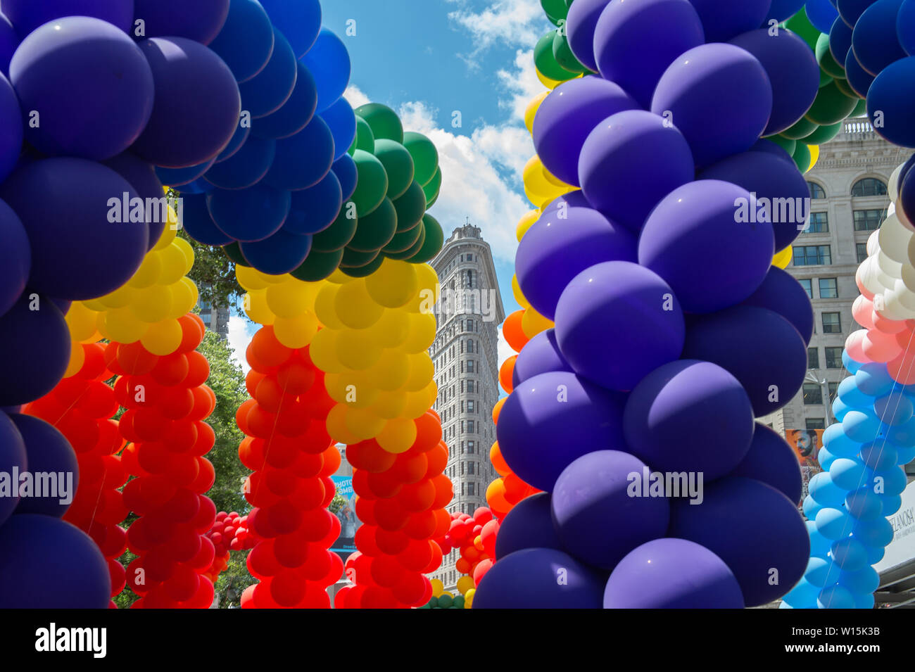 New York, NY, USA. 30 juin 2019. Le contrôle des gestionnaires des ballons arc-en-ciel près de la Flat Iron Building au cours de la 2019 NYC-World Pride sur Mars le 30 juin 2019 à New York. Credit : Bryan Smith/ZUMA/Alamy Fil Live News Banque D'Images