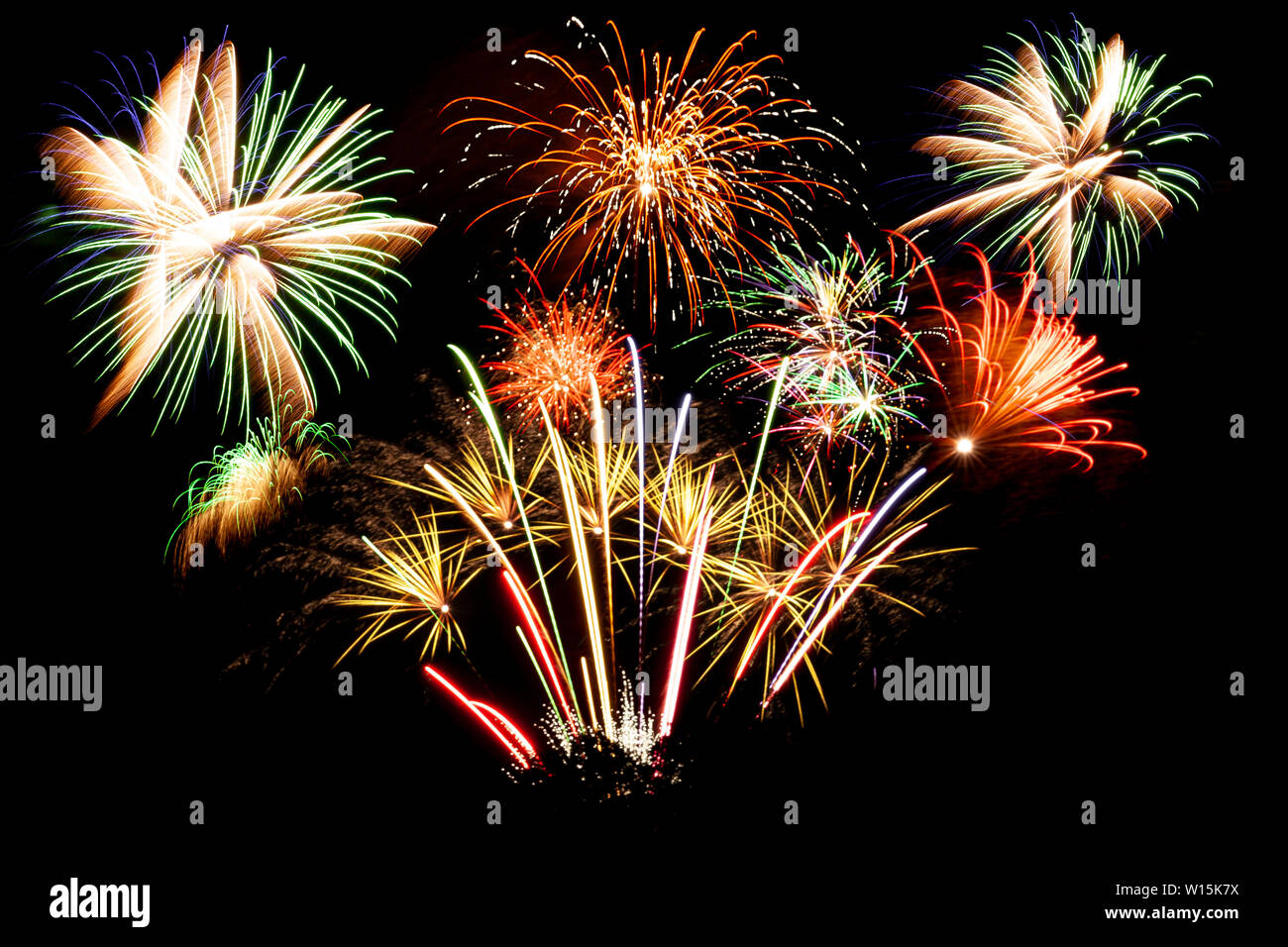 Grand feu d'artifice avec plusieurs pièces pyrotechniques dans le sombre ciel noir Banque D'Images