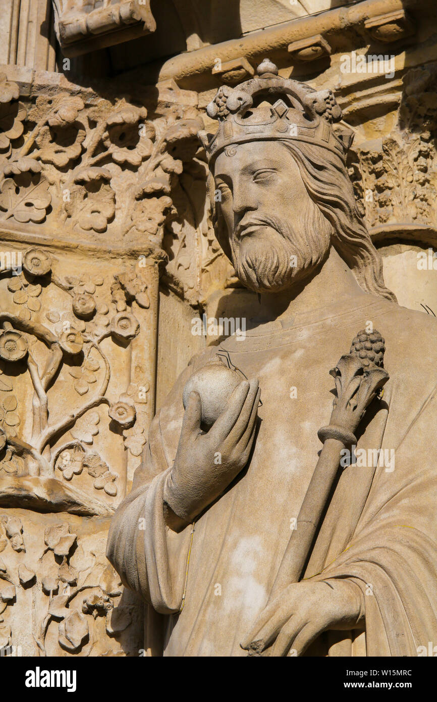 Statue médiévale de l'empereur Constantin le Grand à la Cathédrale Notre Dame, Paris, France. Banque D'Images