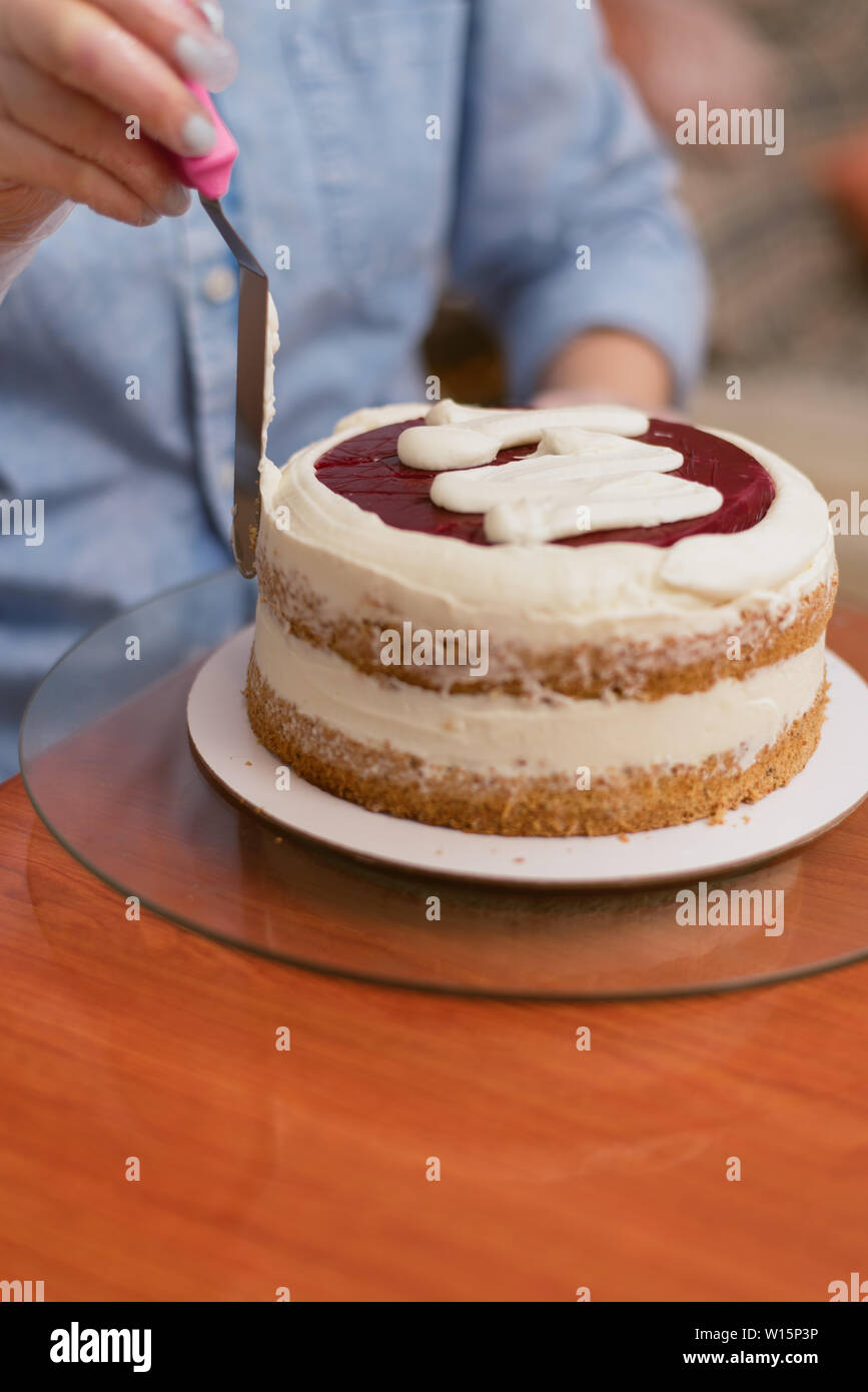 Une Jolie Fille Faire Un Gateau Dans Une Boulangerie Baker Comprime Creme Sur Un Gateau Rouge En Blanc Gateau Blanc Sur Une Table En Bois Photo Stock Alamy Une Jolie Fille Faire Un Gateau Dans Une Boulangerie Baker Comprime Creme Sur Un Gateau Rouge En Blanc Gateau Blanc Sur Une Table En Bois Photo Stock Alamy