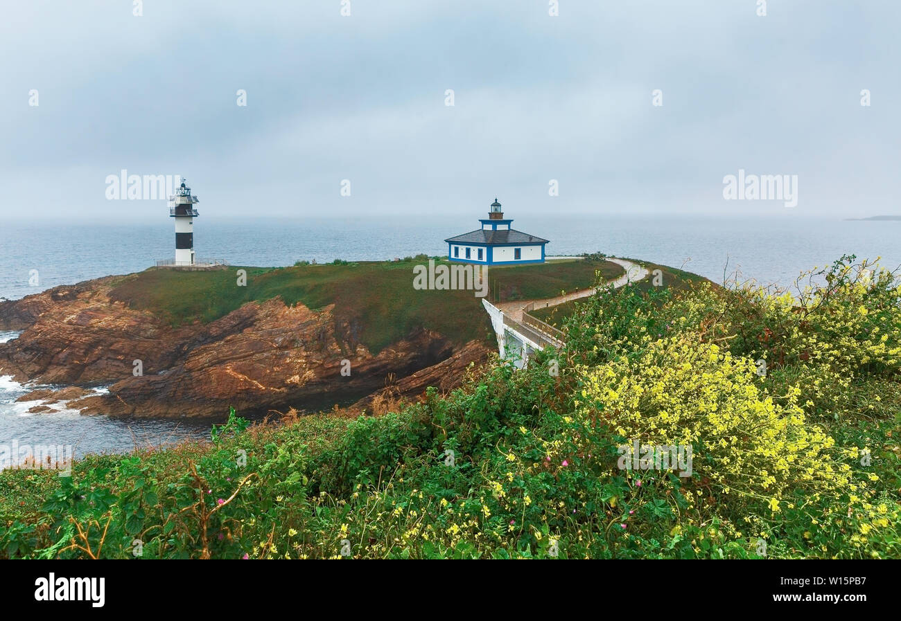 Ancien et nouveau phare dans la baie de Biscaye, Espagne Banque D'Images