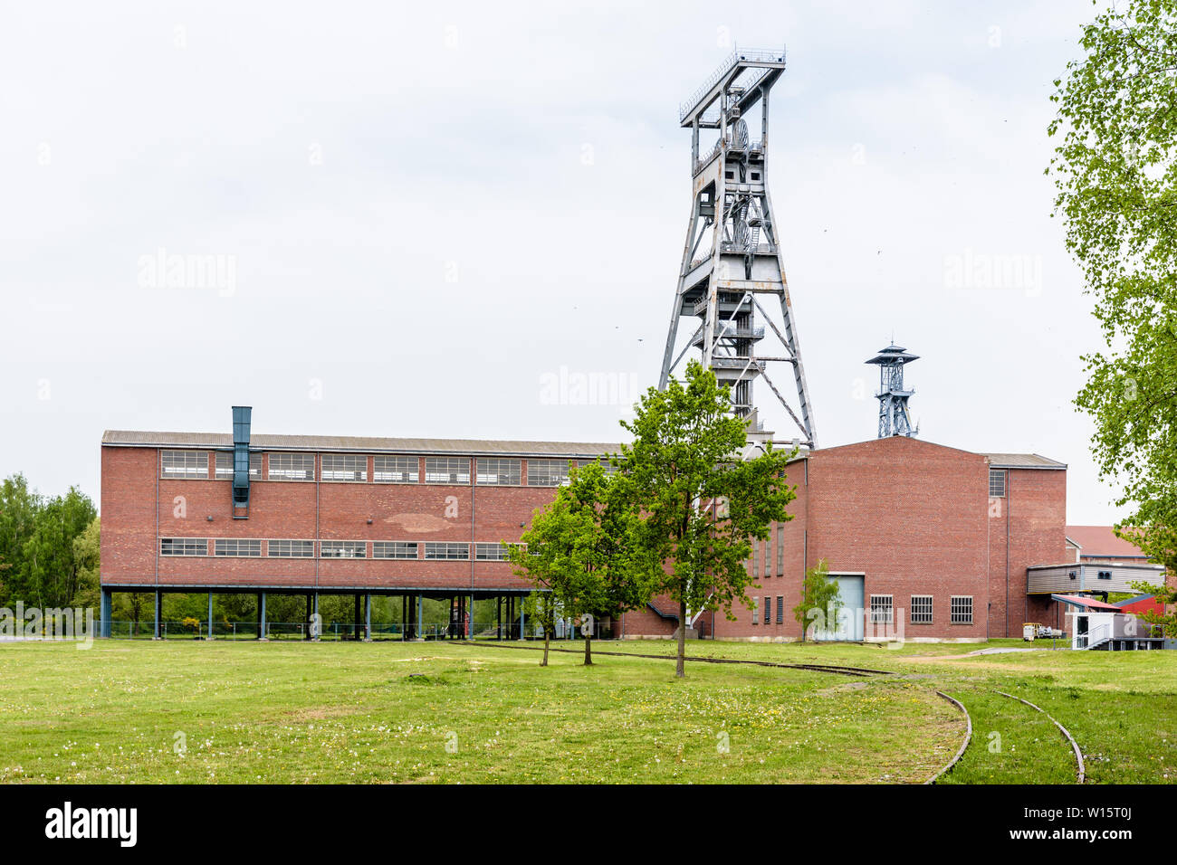 Un grand tour de l'arbre en acier avec des bâtiments en brique sur l'ancien site de la mine de charbon de Arenberg à Beuvrages dans le bassin minier du Nord-Pas de Calais, France. Banque D'Images