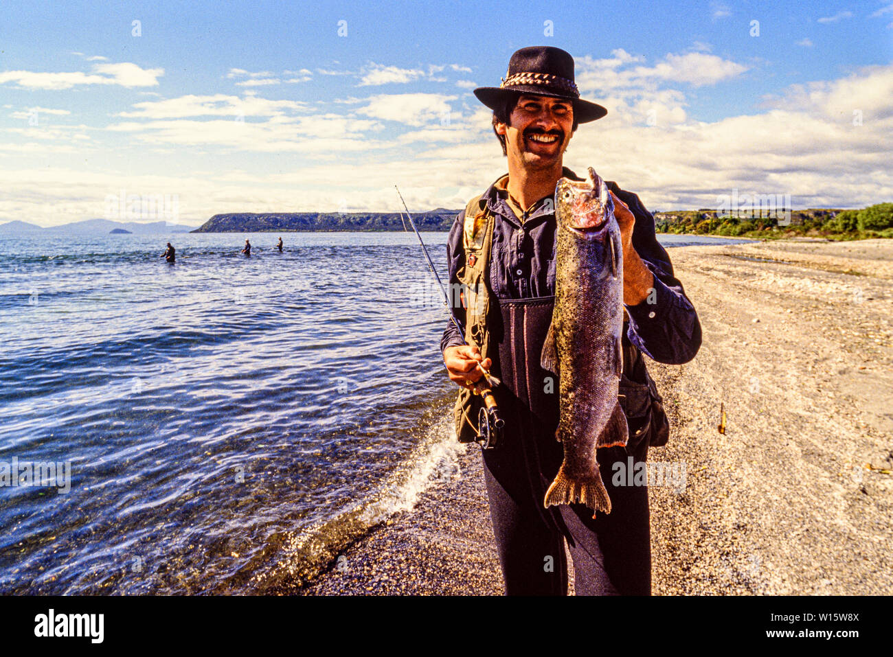 Nouvelle Zélande, île du Nord. Pêcheurs dans le lac Taupo, un relevé des stocks de pêche de la truite et de la truite brune introduit. Photo prise le 19 novembre Banque D'Images