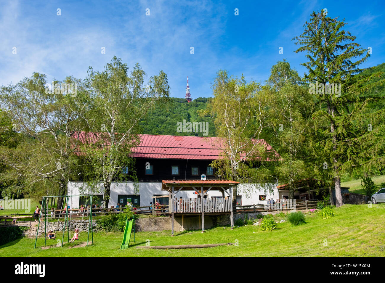 Poljcane, la Slovénie - 09 juin 2019 : refuge de montagne sur près de Boc Poljcane, Slovénie, avec l'antenne radio et au sommet de la montagne en arrière-plan, un populaire Banque D'Images