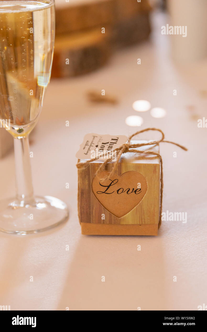 Concept d'amour. Le verre à champagne et fort avec l'amour du texte dans un cadre de mariage Banque D'Images