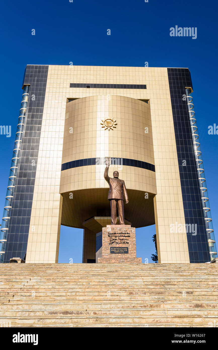 Statue de Sam Nujoma, le premier président de la Namibie, Musée de l'indépendance namibienne, Robert Mugabe Avenue, Windhoek, Namibie Banque D'Images