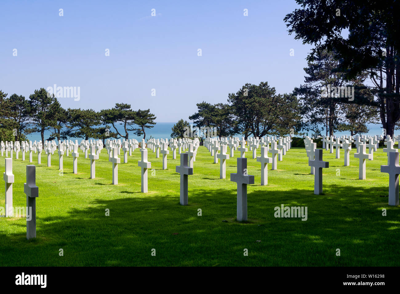 L'alignement des tombes de soldats américains qui sont morts pendant la bataille de France en Normandie, la mer d'Omaha Beach à l'arrière-plan Banque D'Images