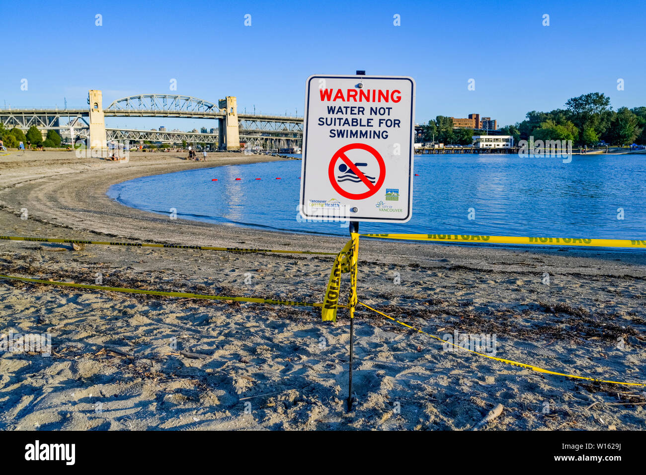 Plage fermée, ne pas nager, panneaux d'avertissement, Sunset Beach, Vancouver, British Columbia, Canada Banque D'Images