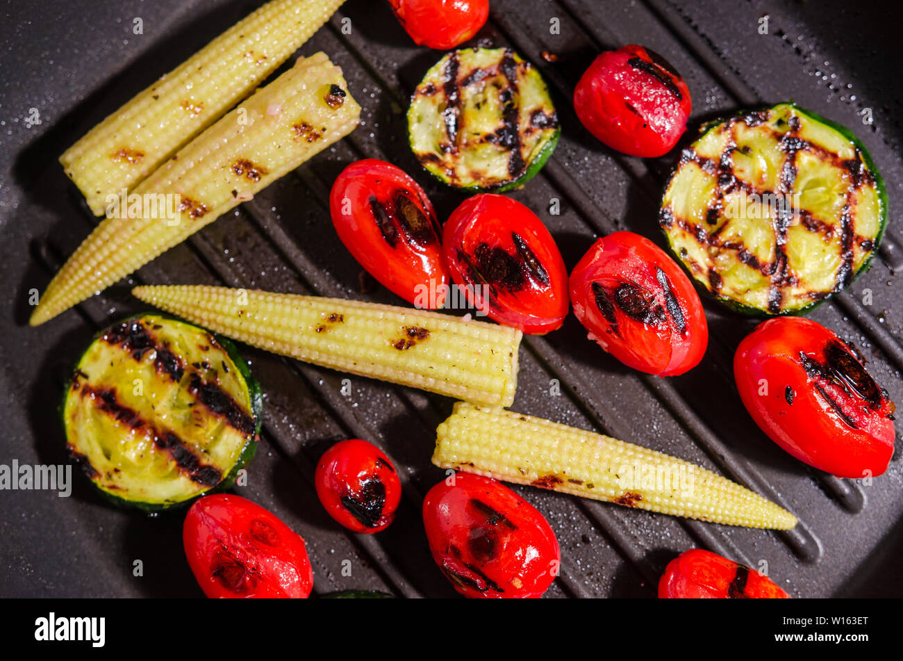 Légumes grillés - courgettes, mini-maïs, tomate cerise Banque D'Images