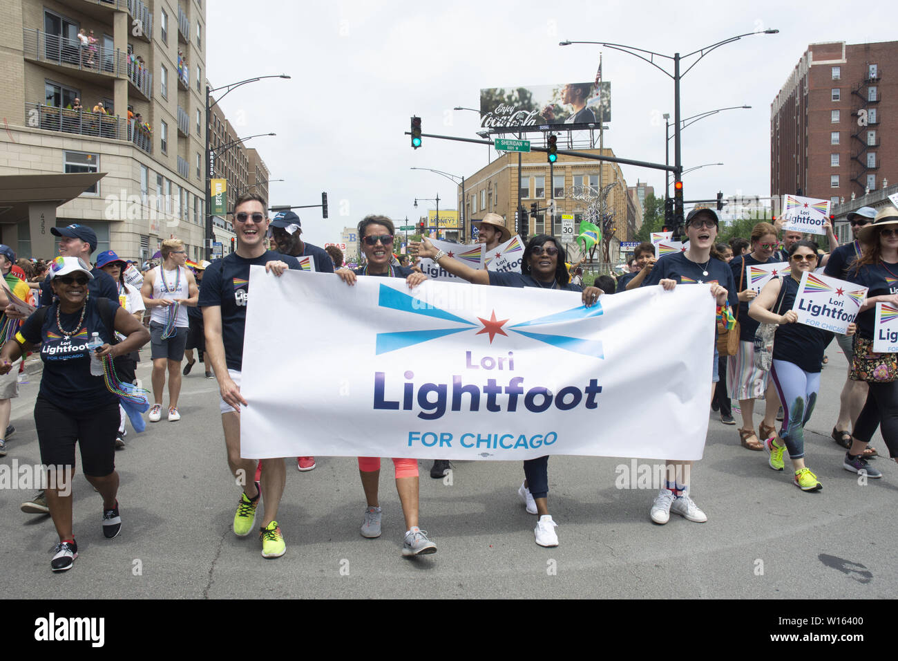 Chicago, Illinois, USA. 30 Juin, 2019. Les rues bordées de milliers de Chicago's côté nord pour observer les couleurs Gay Pride Parade le 30 juin 2019. Les hommes politiques, les entreprises et les organismes sans but lucratif et professionnels particuliers ont marché, roulé et dansé down North Broadway Street. Drapeaux arc-en-ciel volaient partout. C'est Chicago's answer Mardi Gras. Credit : Karen I. Hirsch/ZUMA/Alamy Fil Live News Banque D'Images