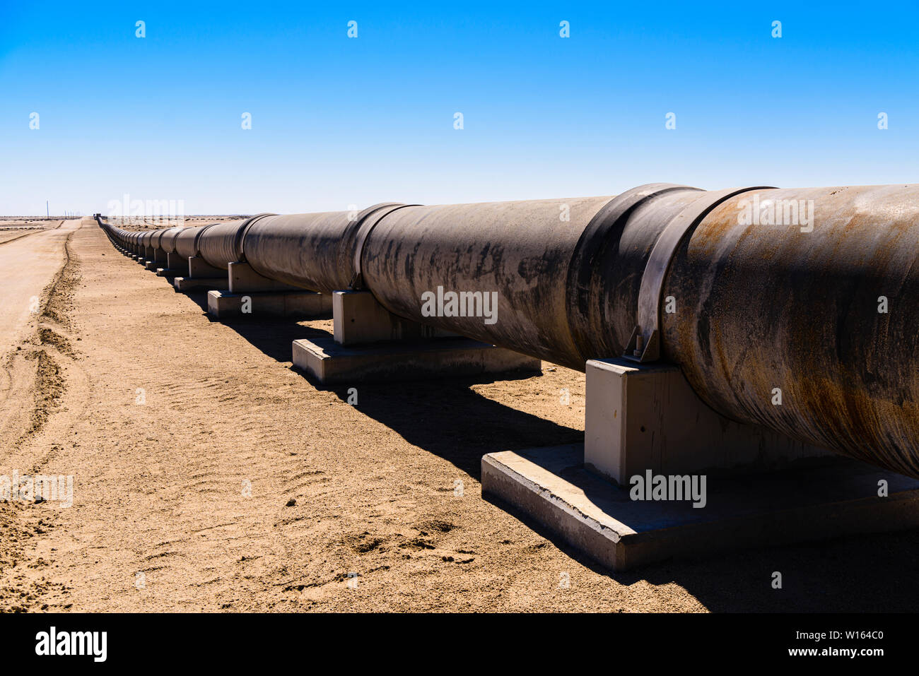 Grande pipe à eau en acier, qui apporte de l'eau potable à la ville côtière de Swakopmund, Namibie. Banque D'Images