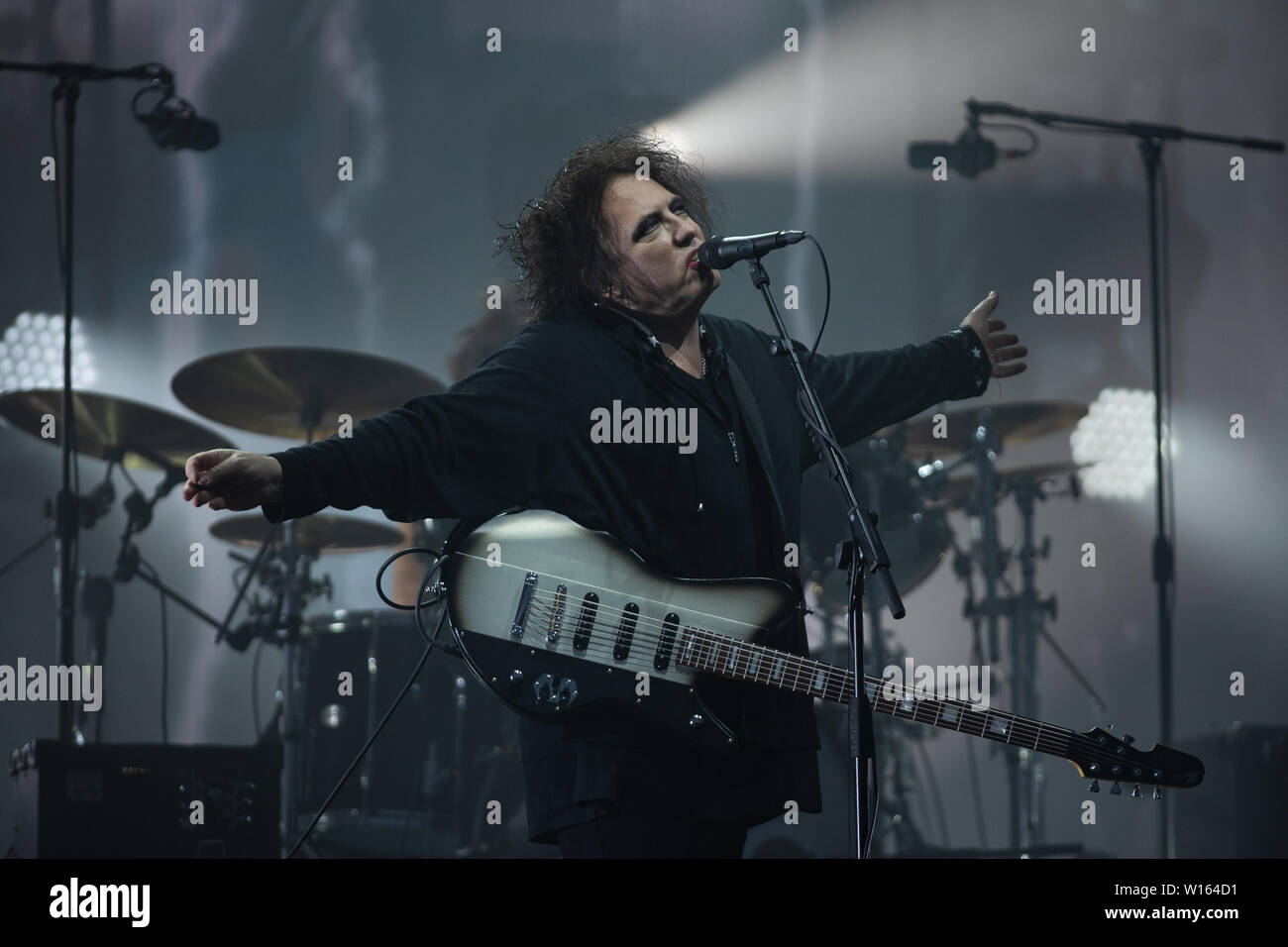 Robert Smith de The Cure d'effectuer sur la pyramide de la scène dans ce cinquième jour de festival de Glastonbury à la ferme digne dans le Somerset. Banque D'Images