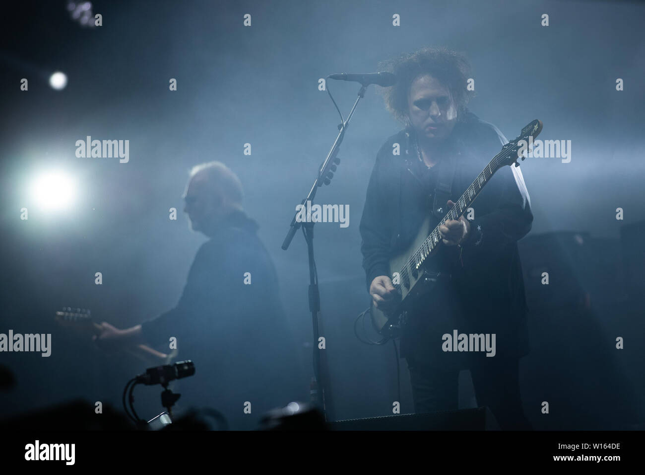 Robert Smith de The Cure d'effectuer sur la pyramide de la scène dans ce cinquième jour de festival de Glastonbury à la ferme digne dans le Somerset. Banque D'Images