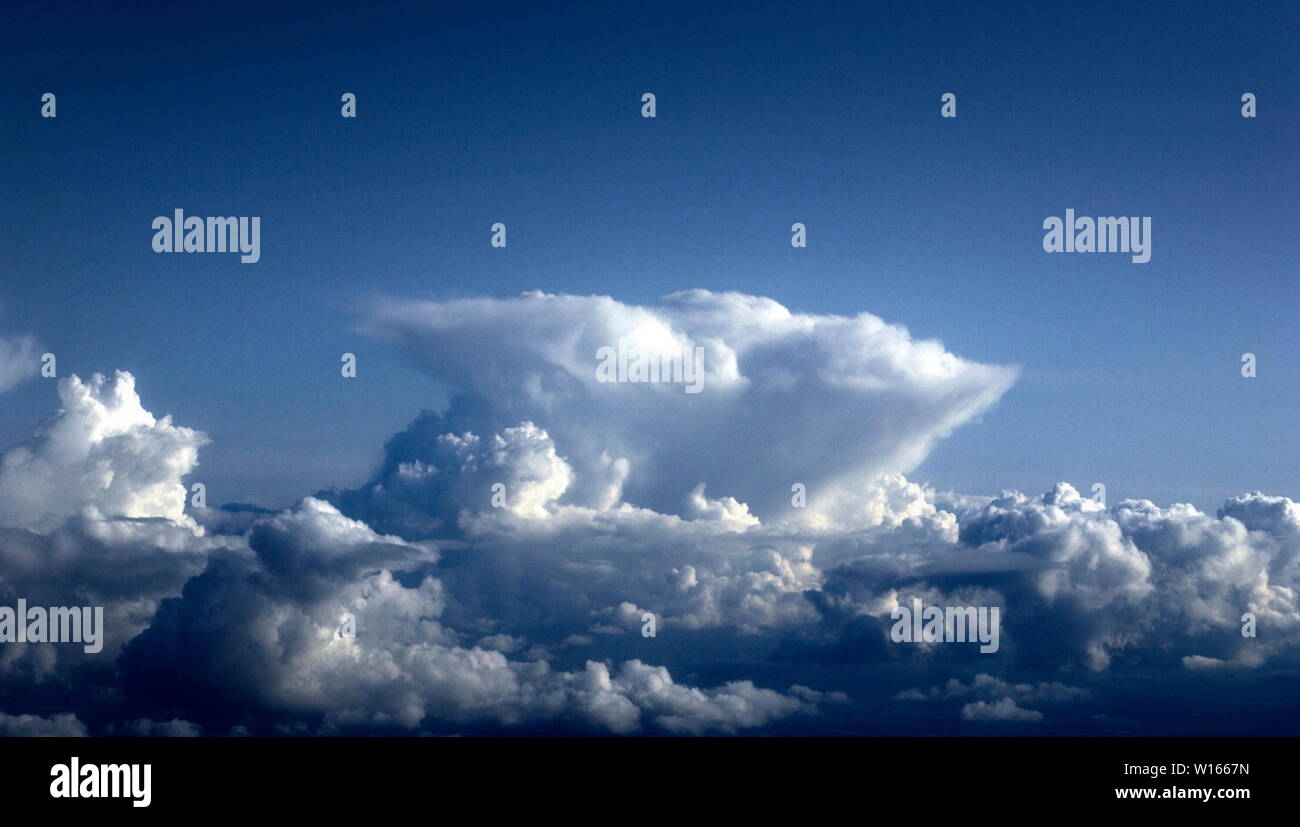 AJAXNETPHOTO. L'année 2008. - FRANCE. - CUMULO NIMBUS CLOUD BÂTIMENT EN FORME DE L'ENCLUME typique. PHOTO:JONATHAN EASTLAND/AJAX REF:80105 740 Banque D'Images