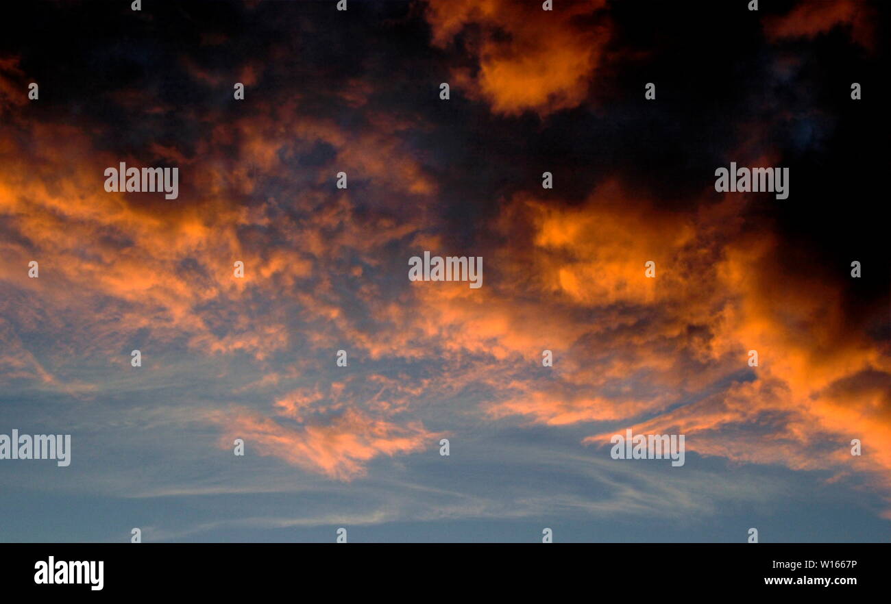 AJAXNETPHOTO. L'année 2006. SOUTHAMPTON, Angleterre. - FIERY ORANGE ROUGE CUMULO-STRATUS GATHERING au coucher du soleil. photo:JONATHAN EASTLAND/AJAX. REF:693 Banque D'Images