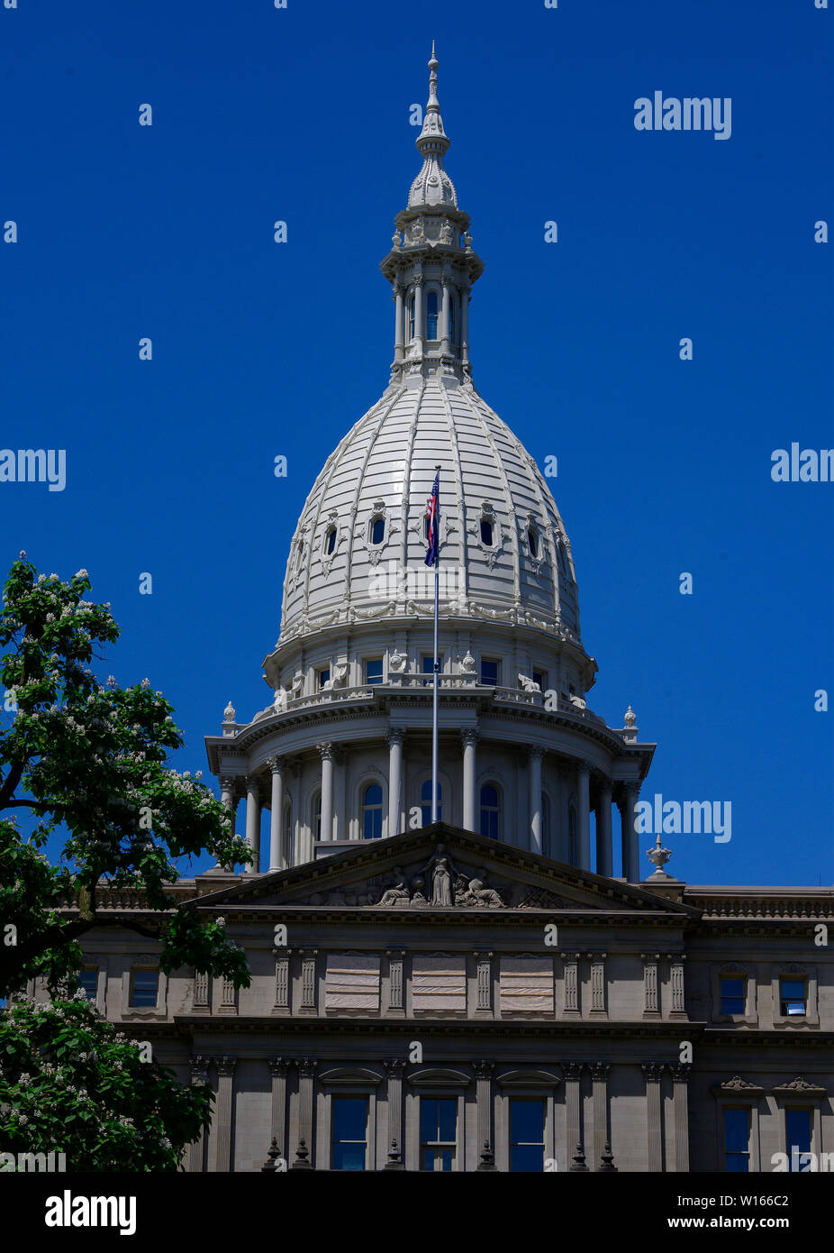 Extérieur de la Michigan State Capitol, qui a ouvert ses portes le 1er janvier 1879 à Lansing, Michigan le Samedi, 29 juin, 2018. Il a été conçu par l'architecte Elie E. Myers, et est l'une des premières capitales de l'état d'être surmontée d'un dôme en fonte noble, qui a été modelé sur le dôme de l'United States Capitol à Washington, DC. Credit : Ron Sachs/CNP | conditions dans le monde entier Banque D'Images